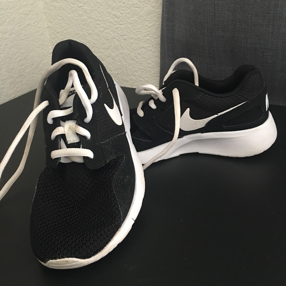 Sz2Y youth black & white nikes